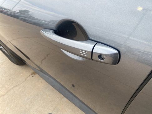 Used 2022 Nissan Pathfinder SV w/ SV Premium Package image 11