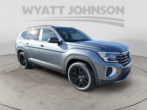 Used 2024 Volkswagen Atlas SE w/ Black Wheel Package image 7