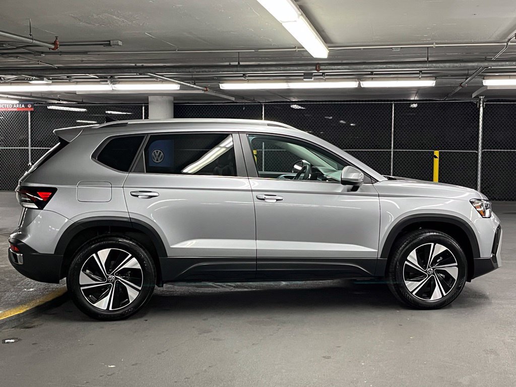 Used 2025 Volkswagen Taos SE w/ Panoramic Sunroof Package AWD/4WD image 39