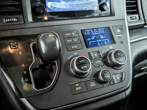 Used 2016 Toyota Sienna SE w/ SE Preferred Package FWD image 29