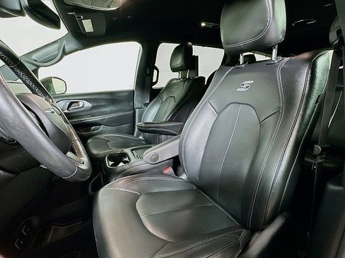 Used 2021 Chrysler Pacifica Touring-L w/ Uconnect Theater Family Group AWD/4WD image 11