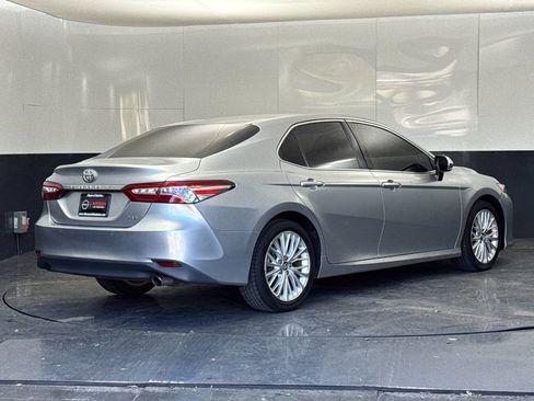 Used 2018 Toyota Camry XLE image 3