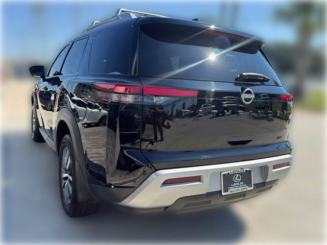 Used 2024 Nissan Pathfinder SL w/ Black Appearance Package FWD image 6
