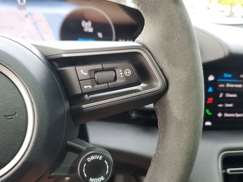 Used 2025 Porsche Taycan image 24