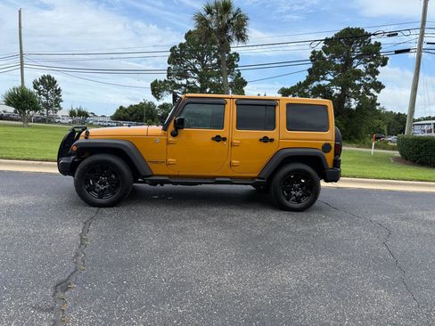 Used 2014 Jeep Wrangler Unlimited Sahara AWD/4WD image 2