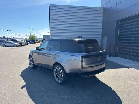Used 2025 Land Rover Range Rover SE AWD/4WD image 3