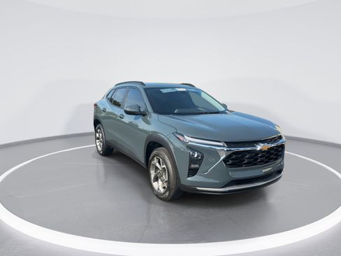 Used 2025 Chevrolet Trax LT image 2