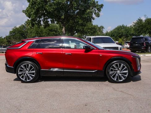 Used 2025 Cadillac Lyriq Luxury w/ LPO, Floor Liner Package AWD/4WD image 5