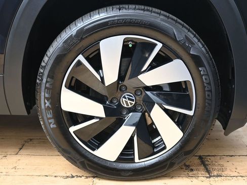 Used 2024 Volkswagen Atlas Cross Sport SE w/ Panoramic Sunroof Package image 15