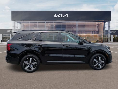 Certified 2022 Kia Sorento S FWD image 3
