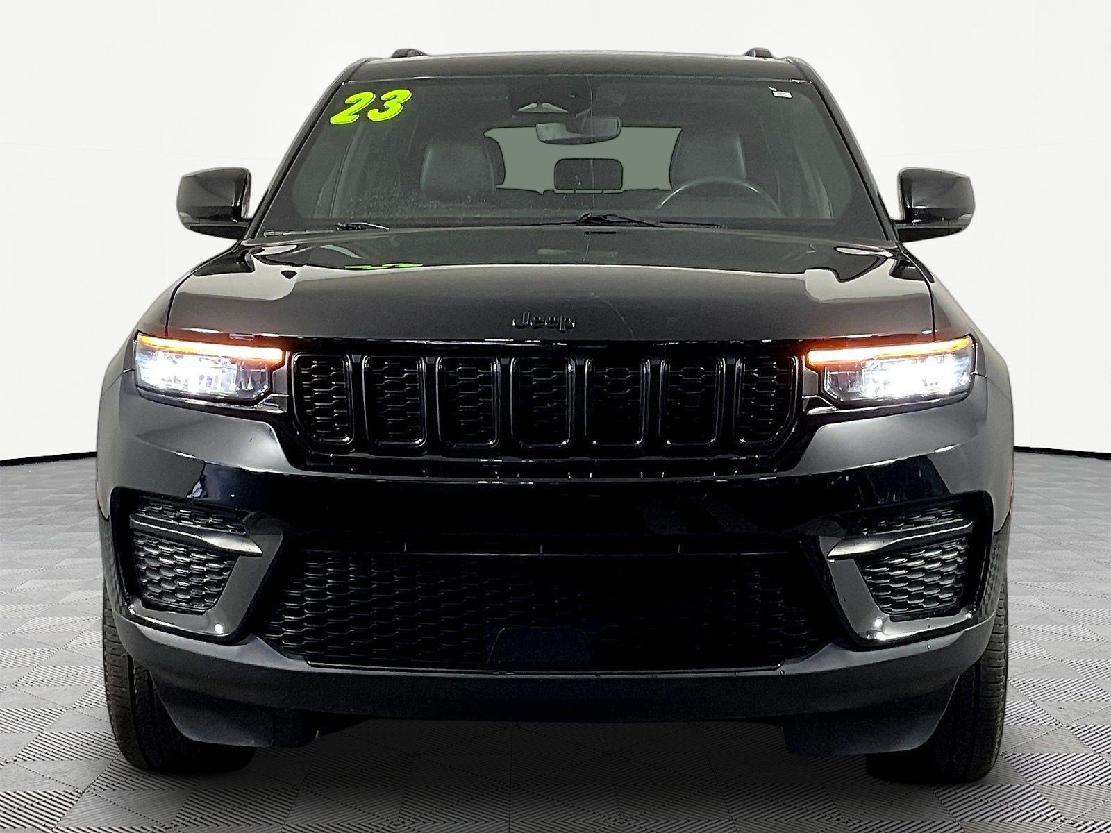 Used 2023 Jeep Grand Cherokee Altitude AWD/4WD image 2