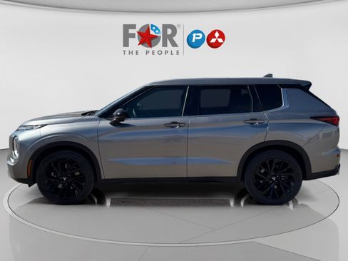 Used 2023 Mitsubishi Outlander SE Black Edition image 2