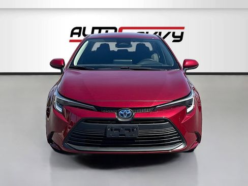 Used 2025 Toyota Corolla LE FWD image 2