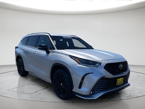 Certified 2025 Toyota Highlander XSE AWD/4WD image 1