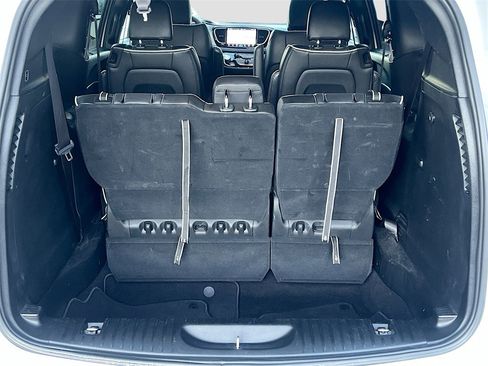 Used 2025 Chrysler Pacifica Limited image 28