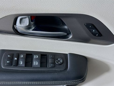 Used 2023 Chrysler Pacifica Touring-L image 20