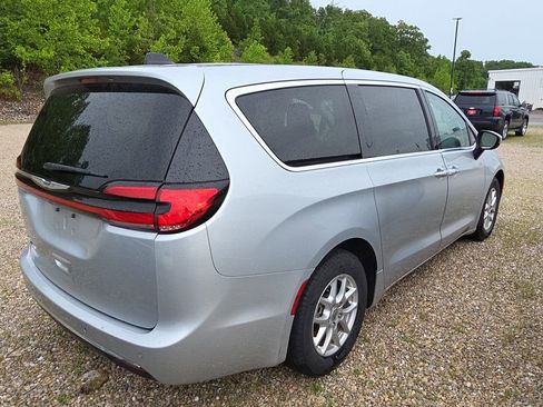 Used 2023 Chrysler Pacifica Touring-L FWD image 6