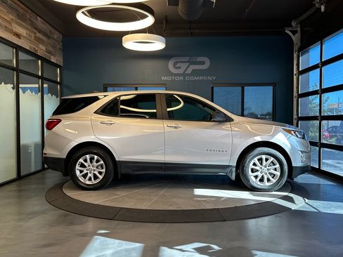 Used 2020 Chevrolet Traverse LT w/ LT Premium Package AWD/4WD image 2
