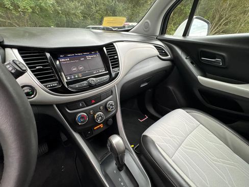 Used 2022 Chevrolet Trax LT w/ LT Convenience Package image 25