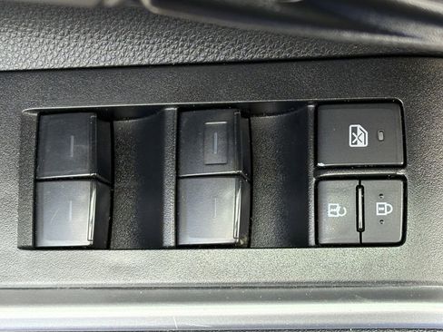 Used 2023 Toyota Highlander LE FWD image 14