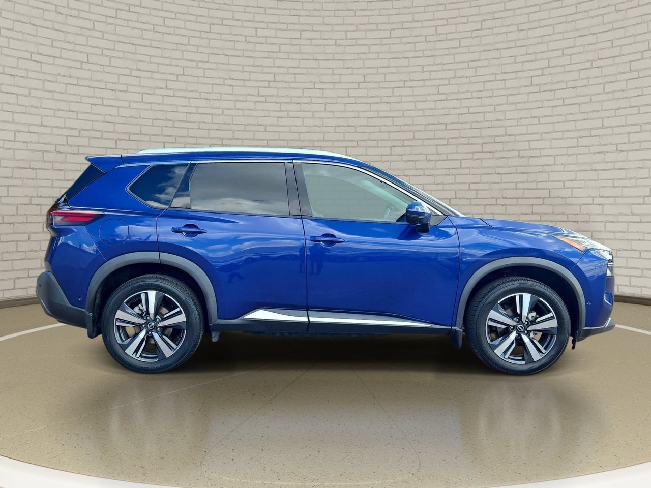 Used 2023 Nissan Rogue SL w/ SL Premium Package FWD image 4
