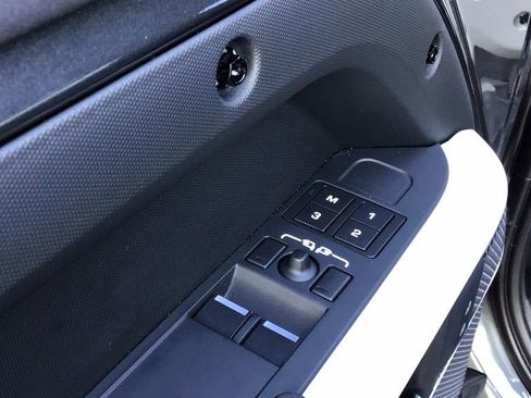 Used 2023 Land Rover Defender 90 SE image 17