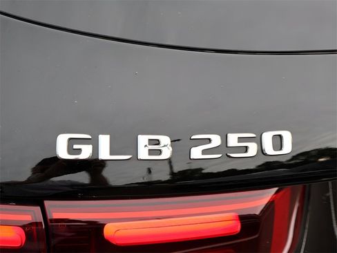 New 2025 Mercedes-Benz GLB 250 4MATIC image 8