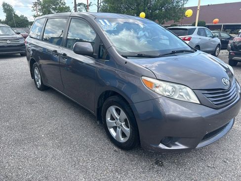Used 2011 Toyota Sienna FWD image 3