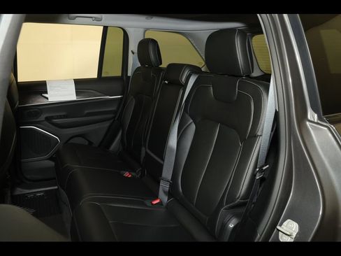 Used 2023 Jeep Grand Cherokee Limited w/ Black Appearance Package AWD/4WD image 30