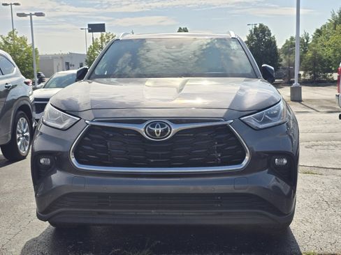 Used 2024 Toyota Highlander Limited AWD/4WD image 2