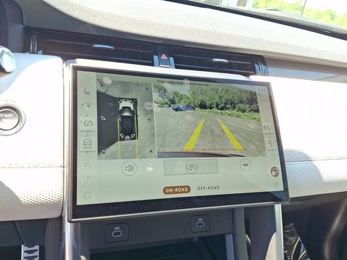 Used 2025 Land Rover Discovery Sport Dynamic SE AWD/4WD image 16