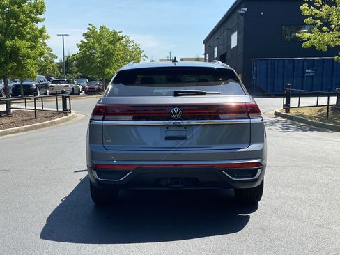 Used 2024 Volkswagen Atlas Cross Sport SE w/ Panoramic Sunroof Package image 14