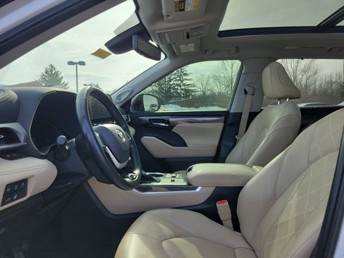 Used 2023 Toyota Highlander L image 15