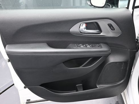Used 2025 Chrysler Pacifica Select FWD image 18