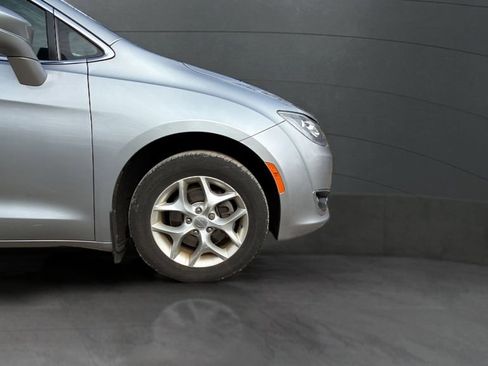 Used 2019 Chrysler Pacifica Touring Plus w/ Tire & Wheel Group FWD image 14