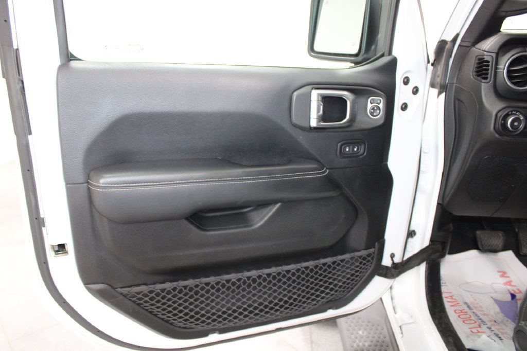 Used 2018 Jeep Wrangler Unlimited Sahara AWD/4WD image 16