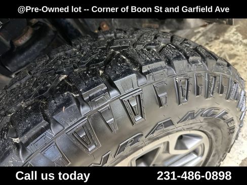 Used 2017 Jeep Wrangler Unlimited Rubicon w/ Connectivity Group AWD/4WD image 12