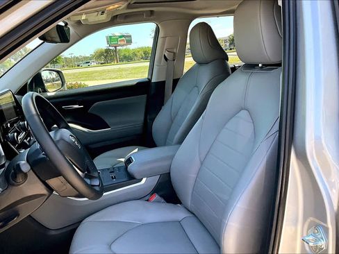 Used 2024 Toyota Highlander XLE image 8