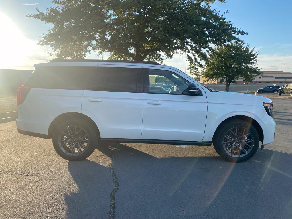 New 2027 Ford Expedition Platinum w/ Stealth Appearance Package AWD/4WD image 8