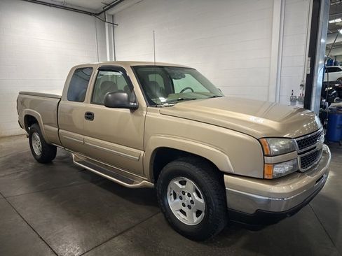 Used 2006 Chevrolet Silverado 1500 LT w/ Light Duty Power Package image 3