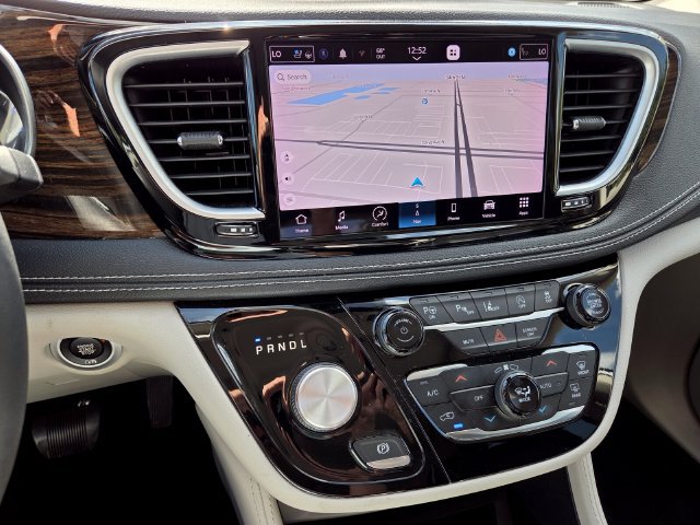 Used 2023 Chrysler Pacifica Limited FWD image 25