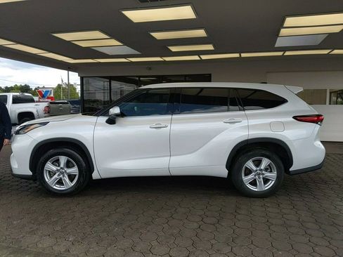 Used 2022 Toyota Highlander L FWD image 10