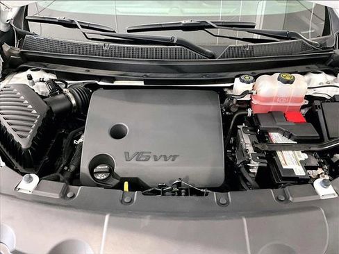 Used 2023 Chevrolet Traverse LT FWD image 11