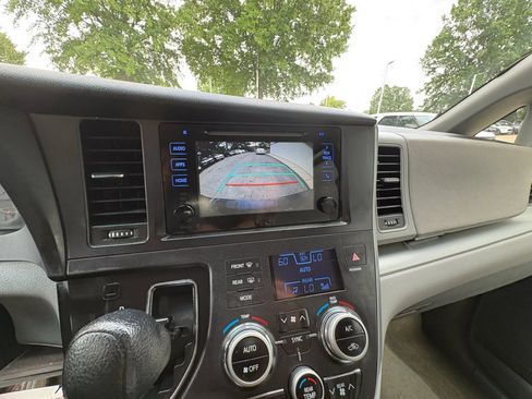 Used 2015 Toyota Sienna LE FWD image 46