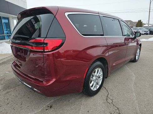 Used 2023 Chrysler Pacifica Touring-L image 7