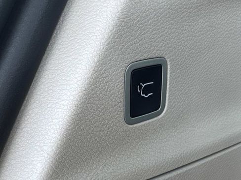 Used 2023 Chrysler Voyager LX FWD image 14