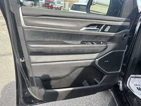 Used 2024 Jeep Wagoneer L Series II w/ Flexible Seating Group image 13