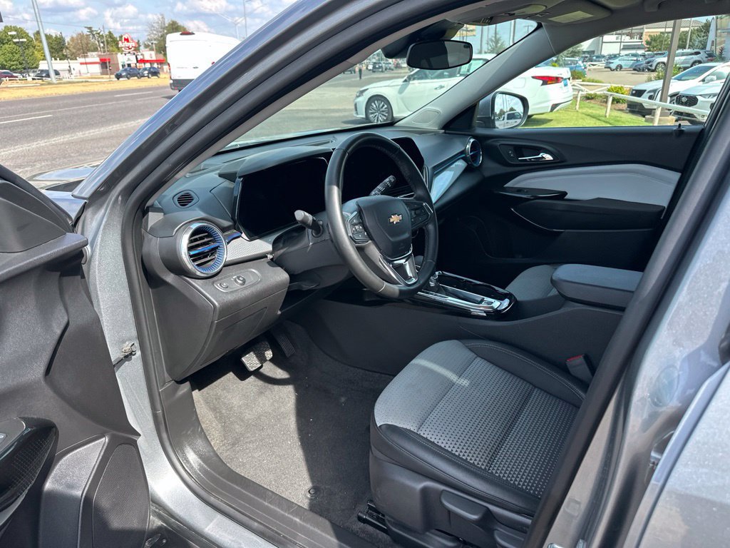 Used 2025 Chevrolet Trax LT w/ LT Convenience Package FWD image 16
