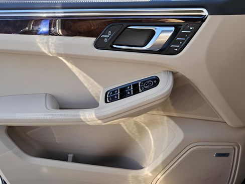 Used 2022 Porsche Macan image 38