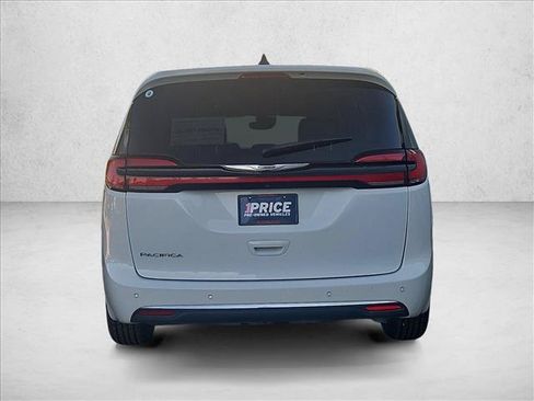 Used 2023 Chrysler Pacifica Touring-L FWD image 7